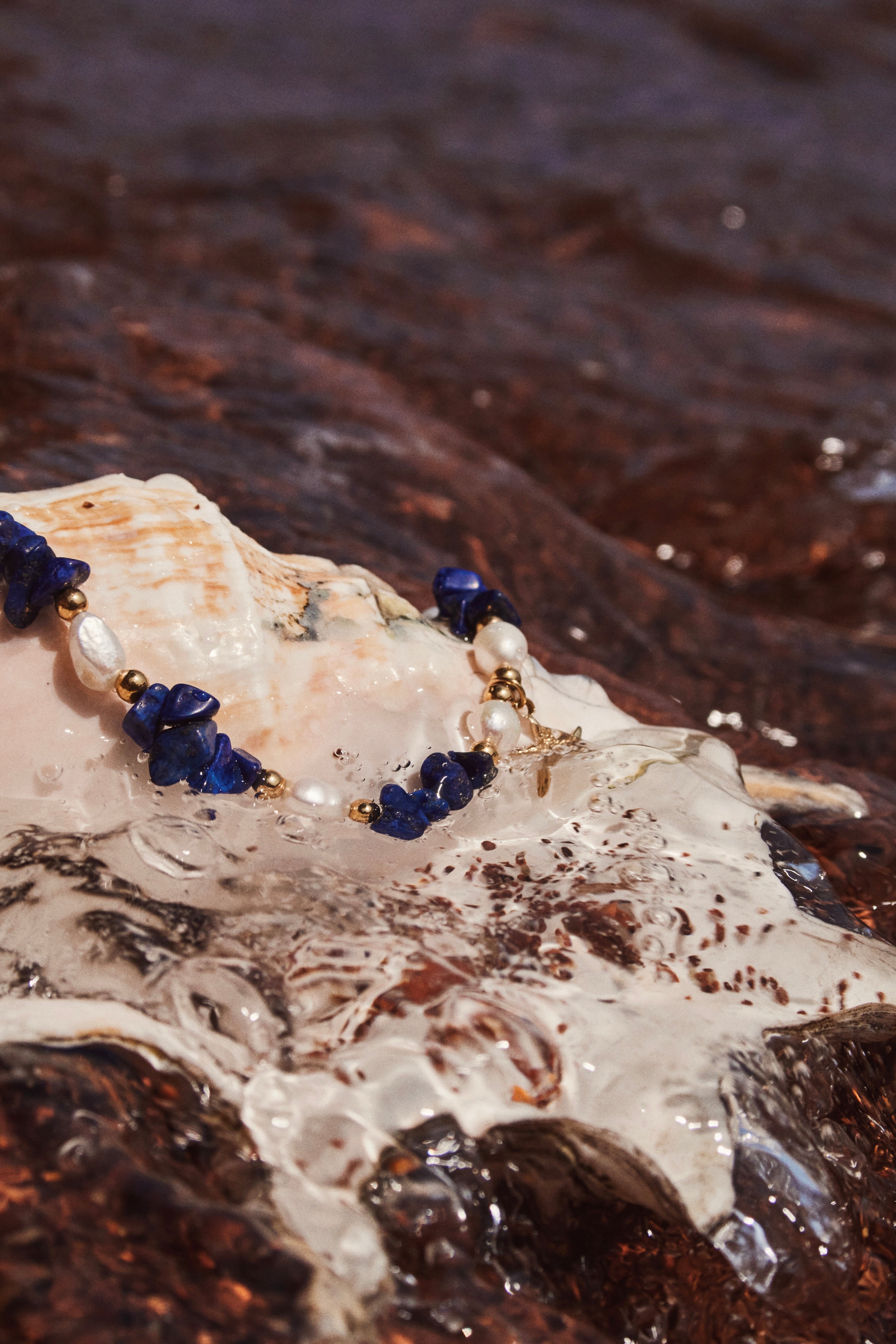 closeup d'un bijou en acier inoxydable perles d'eau douce et lapis lazuli